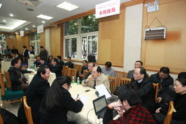 市政协领导亲切慰问参加市政协十一届五次会议现场咨询的财政干部